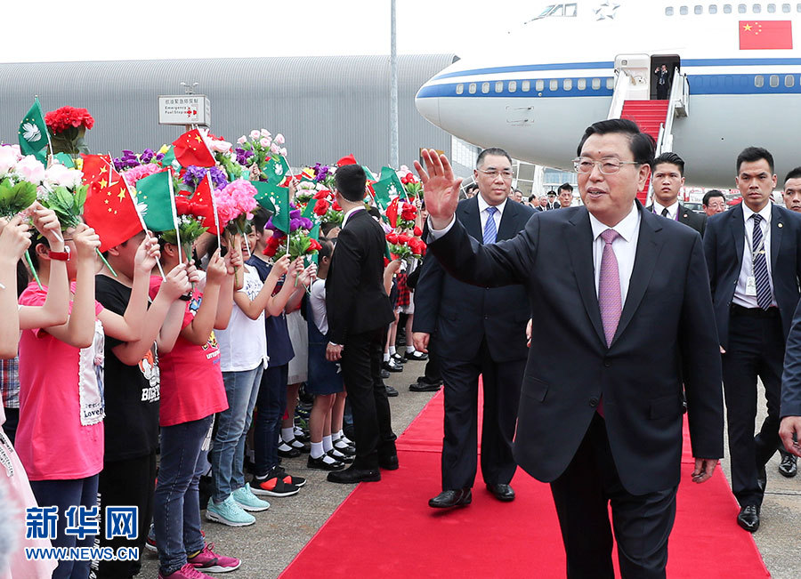 5月8日至10日，中共中央政治局常委、全國人大常委會委員長張德江視察澳門特別行政區(qū)。這是5月8日，張德江抵達(dá)澳門國際機場。 新華社記者龐興雷 攝 