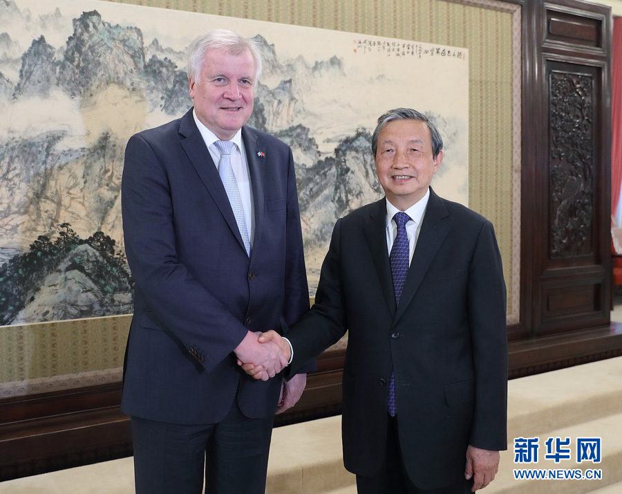 5月10日，國務(wù)院副總理馬凱在北京中南海紫光閣會見德國巴伐利亞州州長、基社盟主席霍斯特&middot;澤霍費爾一行。 新華社記者王曄攝