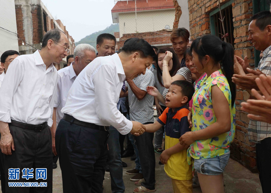 6月8日至10日，中共中央政治局常委、中央書記處書記劉云山在福建調研。這是6月9日，劉云山在福安市溪邳村走訪群眾家庭。新華社記者 劉衛(wèi)兵 攝