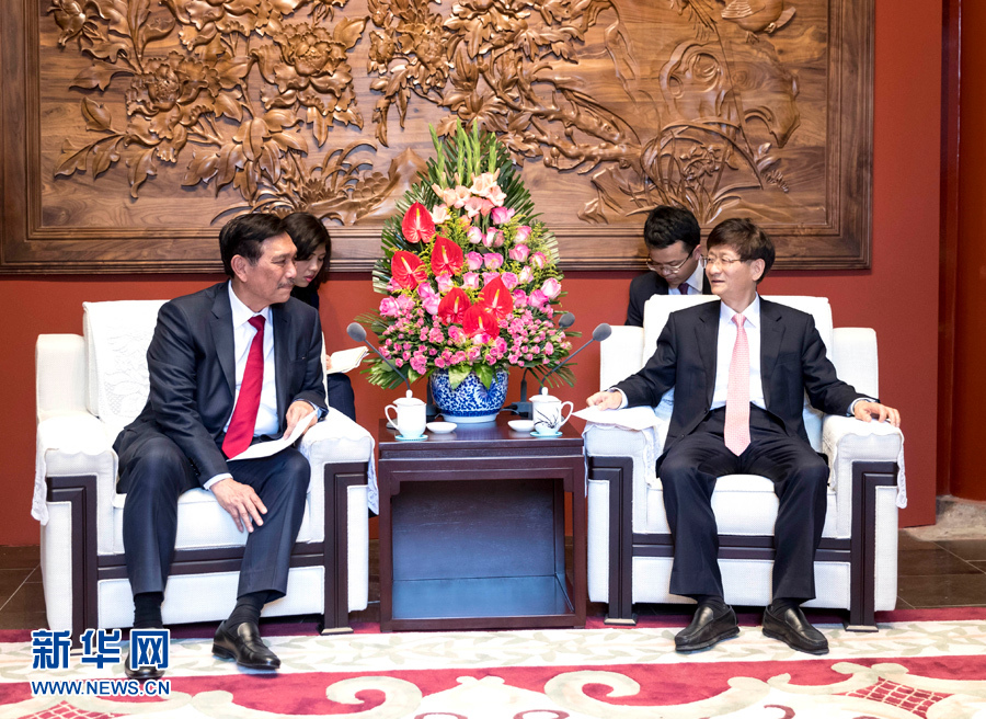 6月15日，中共中央政治局委員、中央政法委書記孟建柱在北京會見印尼總統(tǒng)特使、海洋統(tǒng)籌部長盧胡特。   新華社記者 丁海濤攝