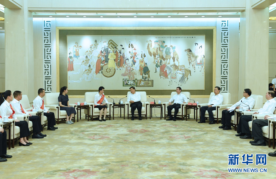 6月21日，廖俊波同志先進事跡報告會在北京人民大會堂舉行。報告會前，中共中央政治局常委、中央書記處書記劉云山會見報告團成員，代表習(xí)近平總書記，代表黨中央，向廖俊波同志家屬表示親切慰問，并頒發(fā)黨中央追授廖俊波同志&ldquo;全國優(yōu)秀共產(chǎn)黨員&rdquo;證書、獎?wù)?。新華社記者 饒愛民 攝