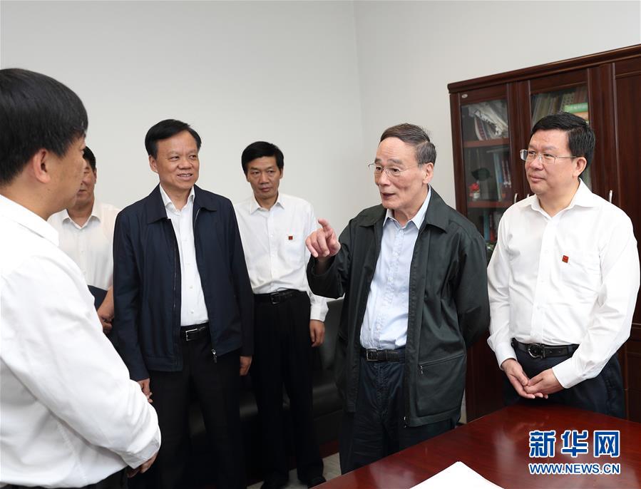 6月20日至22日，中共中央政治局常委、中央紀(jì)委書記王岐山在貴州省檢查紀(jì)檢監(jiān)察工作。這是6月21日，王岐山在省紀(jì)委與紀(jì)檢監(jiān)察干部親切交流。新華社記者 王曄 攝