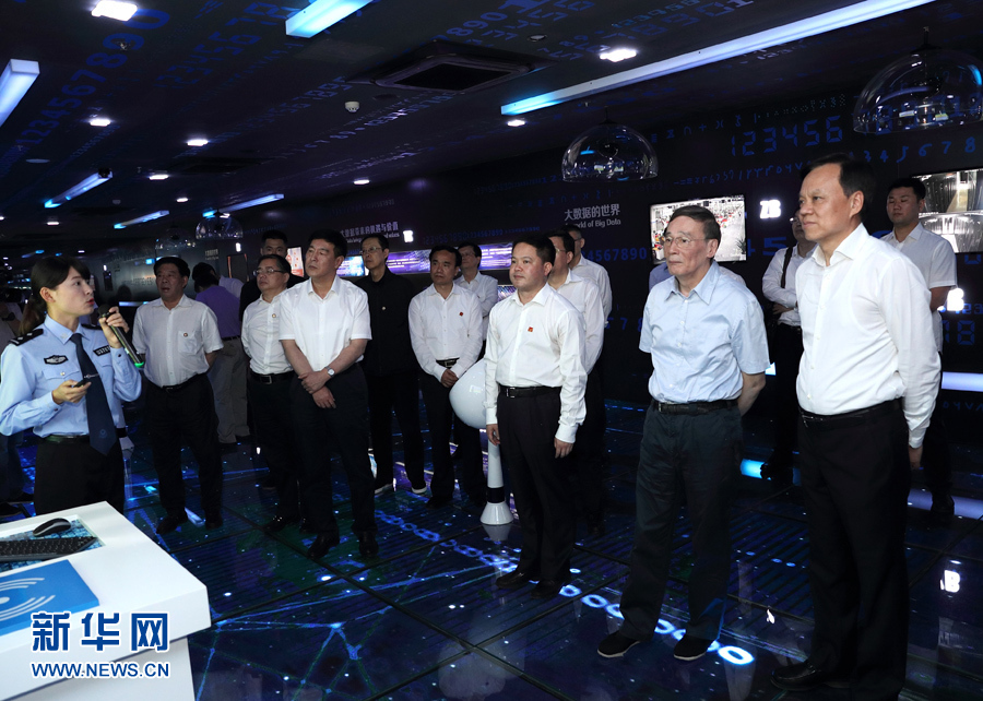 6月20日至22日，中共中央政治局常委、中央紀(jì)委書記王岐山在貴州省檢查紀(jì)檢監(jiān)察工作。這是6月21日，王岐山在調(diào)研期間考察貴陽大數(shù)據(jù)應(yīng)用展示中心。新華社記者 王曄 攝