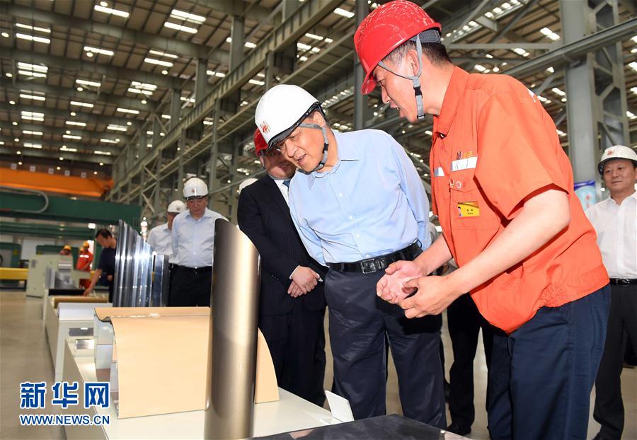 6月22日至24日，中共中央政治局常委、中央書記處書記劉云山在遼寧調(diào)研。這是6月22日，劉云山在營口市忠旺鋁業(yè)公司調(diào)研。 新華社記者張鐸 攝
