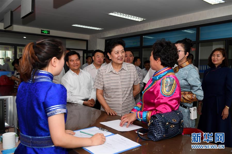 6月25日，全國民族團結(jié)進步創(chuàng)建經(jīng)驗交流現(xiàn)場會在內(nèi)蒙古興安盟召開，中共中央政治局委員、國務(wù)院副總理劉延?xùn)|出席會議并講話。在內(nèi)蒙古期間，劉延?xùn)|考察內(nèi)蒙古人民代表會議舊址即&ldquo;五一會址&rdquo;，深入社區(qū)看望各族干部群眾。這是劉延?xùn)|在興安盟科右前旗興科社區(qū)與群眾交談。新華社記者 陳曄華 攝