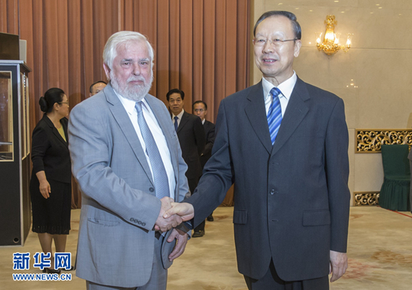 6月28日，中共中央書記處書記、全國政協(xié)副主席、中國經(jīng)濟社會理事會主席杜青林在北京會見歐盟經(jīng)濟社會委員會主席達西斯。 新華社記者 崔新鈺 攝