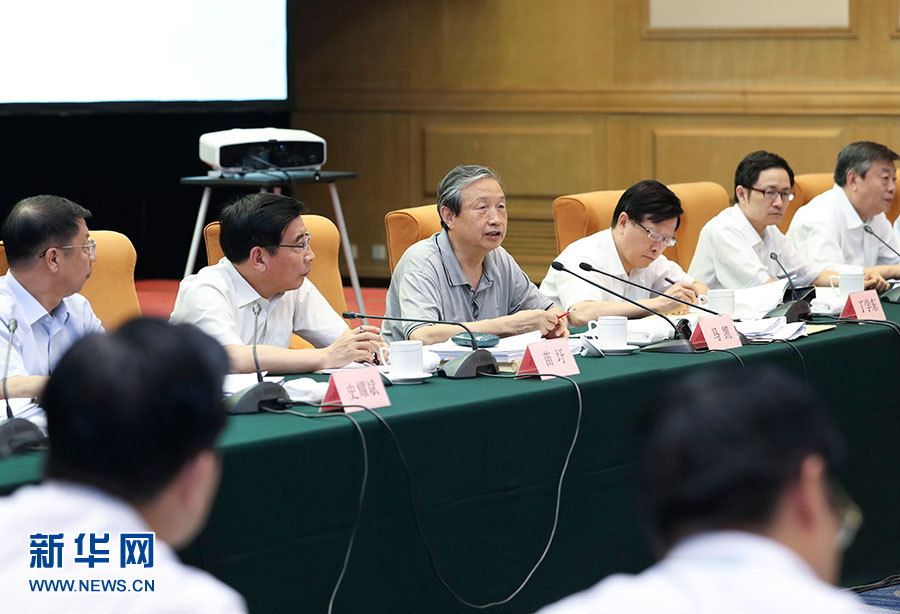 近日，中共中央政治局委員、國務(wù)院副總理馬凱在北京調(diào)研新能源汽車產(chǎn)業(yè)發(fā)展。這是7月4日，馬凱在北京深入新能源汽車充換電設(shè)施、充電服務(wù)平臺、分時租賃等單位調(diào)研，并主持召開推廣應(yīng)用座談會。新華社記者 龐興雷 攝