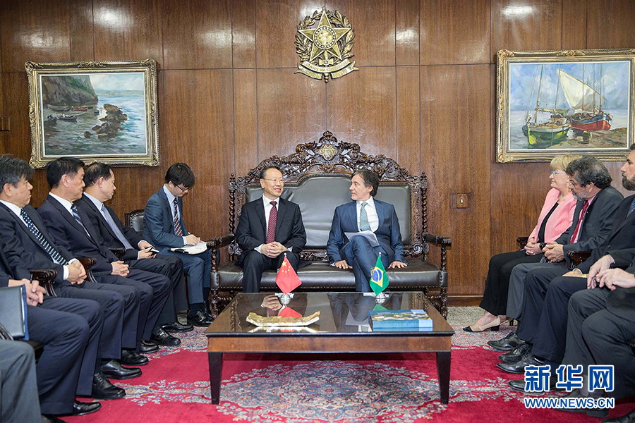 7月11日，在巴西首都巴西利亞，中共中央書記處書記、全國政協(xié)副主席杜青林（中左）會見巴西參議院議長歐尼西奧&middot;奧利維拉（中右）。新華社記者李明攝