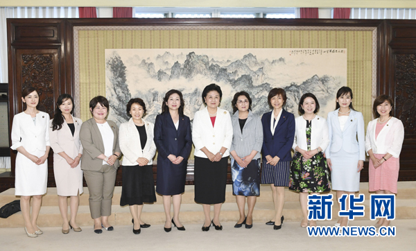 　　7月12日，國(guó)務(wù)院副總理劉延?xùn)|在北京會(huì)見以日本自民黨前總務(wù)會(huì)長(zhǎng)野田圣子為首的日本執(zhí)政黨女國(guó)會(huì)議員代表團(tuán)一行。 新華社記者 高潔 攝