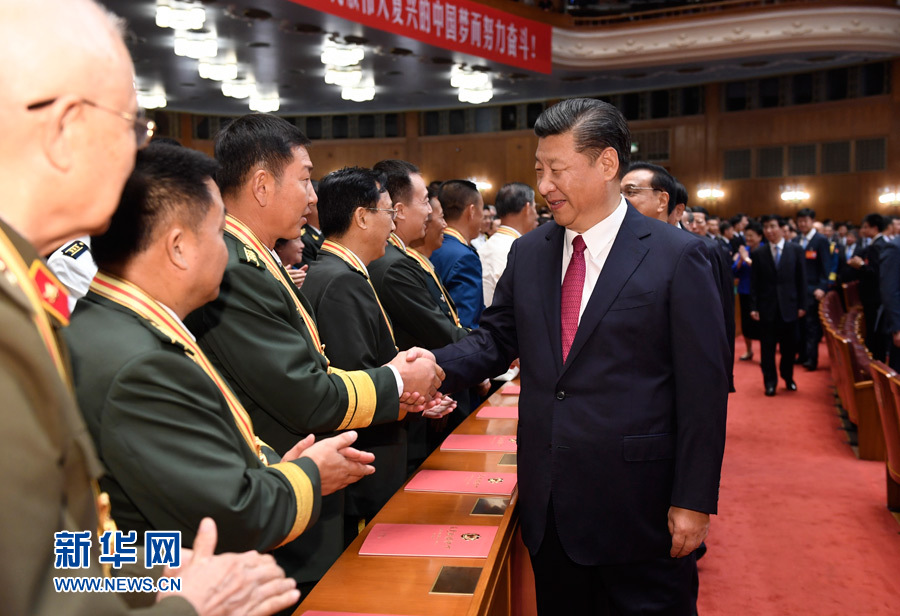 7月28日，慶祝中國人民解放軍建軍90周年文藝晚會《在黨的旗幟下》在北京人民大會堂舉行。中共中央總書記、國家主席、中央軍委主席習(xí)近平和李克強、張德江、俞正聲、劉云山、王岐山、張高麗等黨和國家領(lǐng)導(dǎo)人，與首都3000多名各界群眾一起觀看演出。演出開始前，習(xí)近平等與老戰(zhàn)士、老同志代表和&ldquo;八一勛章&rdquo;獲得者親切握手。新華社記者 李學(xué)仁 攝