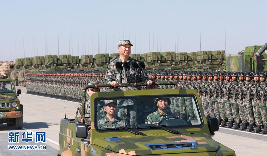 7月30日上午，慶祝中國人民解放軍建軍90周年閱兵在朱日和聯(lián)合訓(xùn)練基地隆重舉行。中共中央總書記、國家主席、中央軍委主席習(xí)近平檢閱部隊(duì)并發(fā)表重要講話。這是習(xí)近平乘車檢閱部隊(duì)。新華社記者 李剛 攝
