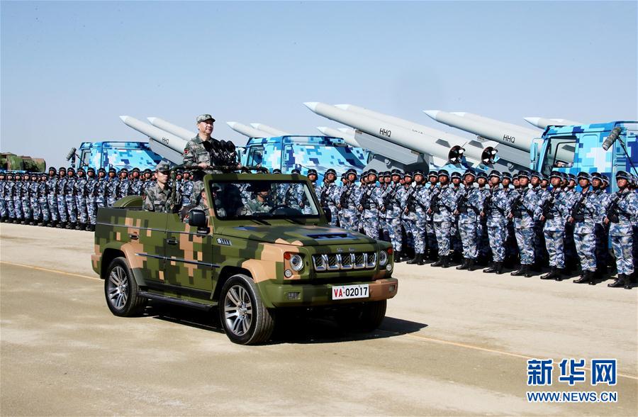 7月30日上午，慶祝中國人民解放軍建軍90周年閱兵在朱日和聯(lián)合訓(xùn)練基地隆重舉行。中共中央總書記、國家主席、中央軍委主席習(xí)近平檢閱部隊(duì)并發(fā)表重要講話。這是習(xí)近平乘車檢閱部隊(duì)。新華社記者 李濤 攝