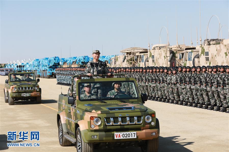 7月30日上午，慶祝中國人民解放軍建軍90周年閱兵在朱日和聯(lián)合訓(xùn)練基地隆重舉行。中共中央總書記、國家主席、中央軍委主席習(xí)近平檢閱部隊(duì)并發(fā)表重要講話。這是習(xí)近平乘車檢閱部隊(duì)。新華社記者 李剛 攝