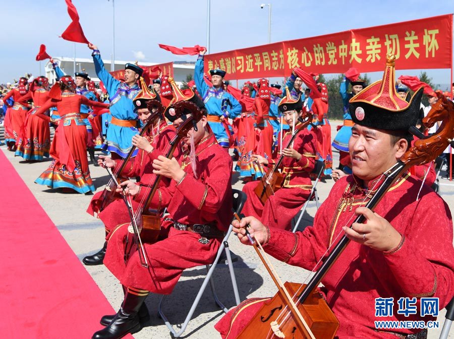 8月7日，以中共中央政治局常委、全國政協(xié)主席俞正聲為團(tuán)長(zhǎng)的中央代表團(tuán)飛抵呼和浩特，出席內(nèi)蒙古自治區(qū)成立70周年慶?；顒?dòng)。中央代表團(tuán)在機(jī)場(chǎng)受到內(nèi)蒙古各族群眾的熱烈歡迎。新華社記者 張領(lǐng) 攝
