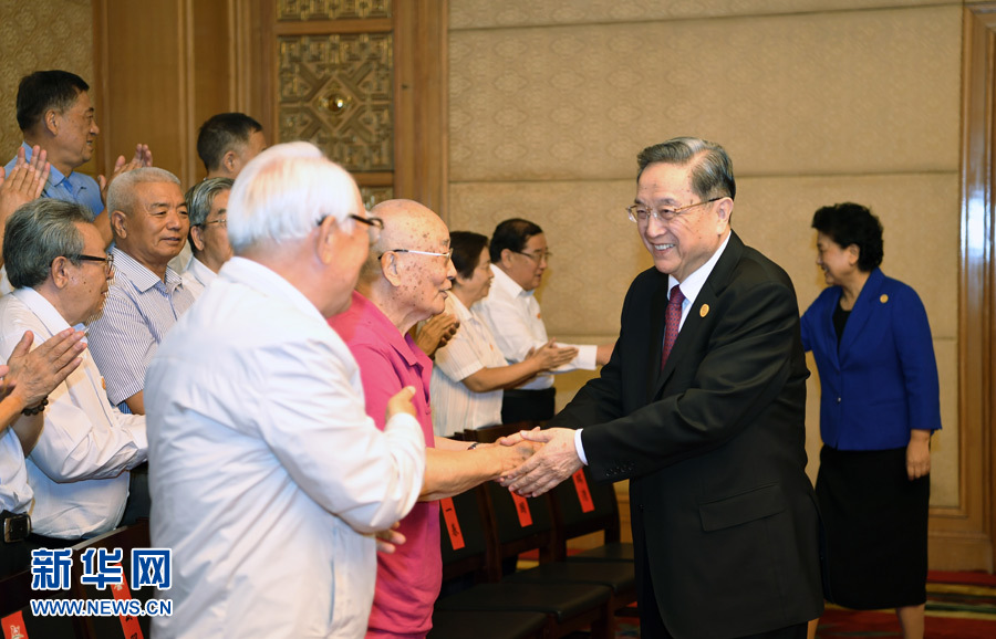 8月7日，中共中央政治局常委、全國政協(xié)主席、中央代表團團長俞正聲在內蒙古新城賓館會見內蒙古自治區(qū)離退休老同志和各族各界群眾代表，并與他們合影留念。新華社記者 張領 攝