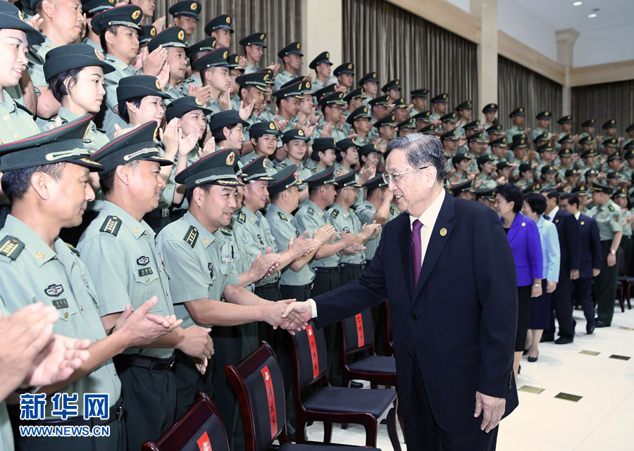 8月7日，中共中央政治局常委、全國政協(xié)主席、中央代表團團長俞正聲率代表團部分成員分別赴內(nèi)蒙古軍區(qū)、武警內(nèi)蒙古總隊、武警內(nèi)蒙古森林總隊慰問，并會見自治區(qū)政法干警代表。這是俞正聲會見內(nèi)蒙古軍區(qū)指戰(zhàn)員。新華社記者 張領 攝