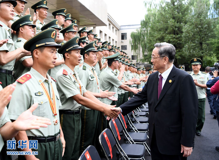 8月7日，中共中央政治局常委、全國政協(xié)主席、中央代表團團長俞正聲率代表團部分成員分別赴內(nèi)蒙古軍區(qū)、武警內(nèi)蒙古總隊、武警內(nèi)蒙古森林總隊慰問，并會見自治區(qū)政法干警代表。這是俞正聲會見武警內(nèi)蒙古森林總隊官兵。新華社記者 張領 攝