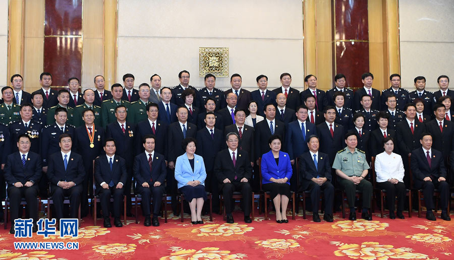 8月7日，中共中央政治局常委、全國政協(xié)主席、中央代表團團長俞正聲率代表團部分成員分別赴內(nèi)蒙古軍區(qū)、武警內(nèi)蒙古總隊、武警內(nèi)蒙古森林總隊慰問，并會見自治區(qū)政法干警代表。這是俞正聲會見自治區(qū)政法干警代表并合影。新華社記者 張領 攝