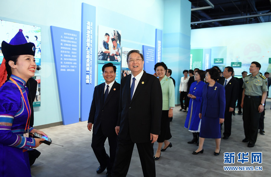 8月7日，中共中央政治局常委、全國政協(xié)主席、中央代表團(tuán)團(tuán)長俞正聲率代表團(tuán)全體成員來到內(nèi)蒙古展覽館，參觀《守望相助團(tuán)結(jié)奮斗&mdash;&mdash;慶祝內(nèi)蒙古自治區(qū)成立70周年展覽》。 新華社記者 張領(lǐng) 攝