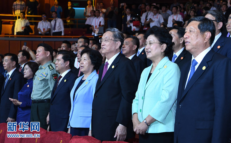 8月7日，慶祝內(nèi)蒙古自治區(qū)成立70周年文藝晚會《贊歌》在內(nèi)蒙古烏蘭恰特大劇院舉行。中共中央政治局常委、全國政協(xié)主席、中央代表團(tuán)團(tuán)長俞正聲和各族各界干部群眾等共約1300人觀看演出。新華社記者 張領(lǐng) 攝
