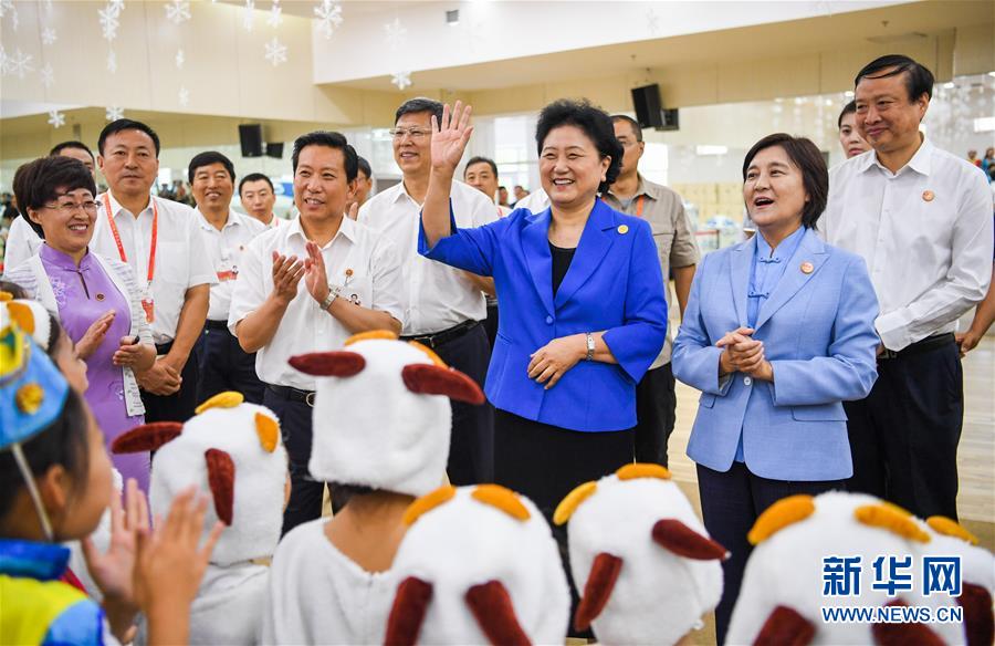8月9日，中共中央政治局委員、國務(wù)院副總理、中央代表團(tuán)副團(tuán)長劉延?xùn)|率中央代表團(tuán)二分團(tuán)到赤峰看望慰問各族干部群眾。這是劉延?xùn)|在赤峰市青少年宮與青少年熱烈互動(dòng)。新華社記者 連振 攝