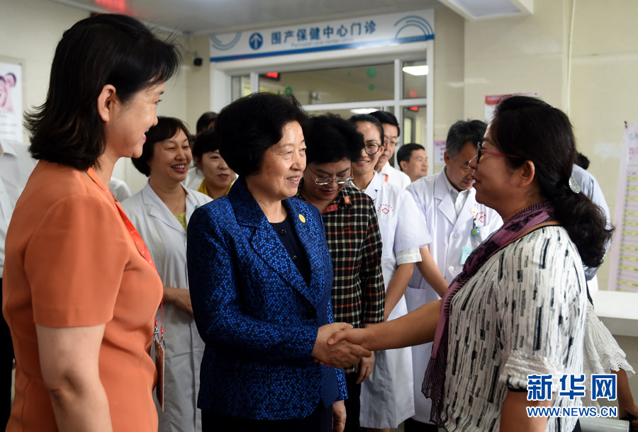 8月9日，中共中央政治局委員、中央統(tǒng)戰(zhàn)部部長、中央代表團副團長孫春蘭率中央代表團三分團，先后赴內(nèi)蒙古自治區(qū)烏海市、阿拉善盟看望各族干部群眾。這是孫春蘭在烏海市婦兒醫(yī)療預(yù)防保健中心同患者親切交談。新華社記者 任軍川 攝