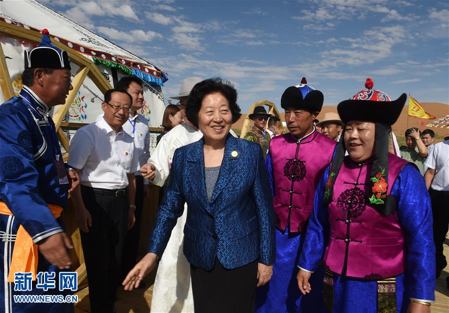 8月10日，中共中央政治局委員、中央統(tǒng)戰(zhàn)部部長(zhǎng)、中央代表團(tuán)副團(tuán)長(zhǎng)孫春蘭率中央代表團(tuán)三分團(tuán)繼續(xù)在內(nèi)蒙古自治區(qū)阿拉善盟看望慰問，把以習(xí)近平同志為核心的黨中央的親切關(guān)懷和全國(guó)各族人民的美好祝福帶給阿拉善各族各界干部群眾。這是孫春蘭在牧民張輝生（右二）家了解生產(chǎn)生活情況。新華社記者 任軍川 攝