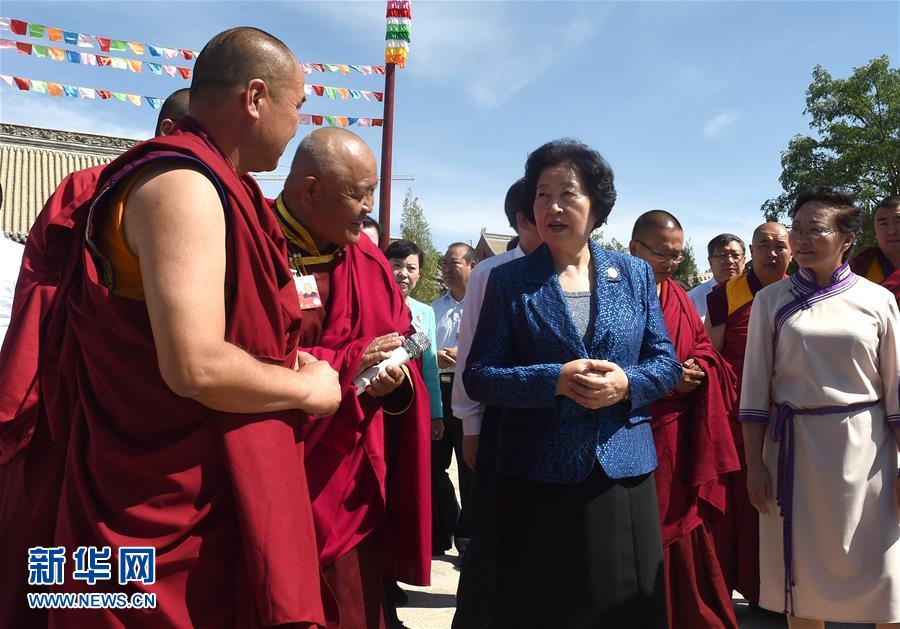 8月10日，中共中央政治局委員、中央統(tǒng)戰(zhàn)部部長(zhǎng)、中央代表團(tuán)副團(tuán)長(zhǎng)孫春蘭率中央代表團(tuán)三分團(tuán)繼續(xù)在內(nèi)蒙古自治區(qū)阿拉善盟看望慰問，把以習(xí)近平同志為核心的黨中央的親切關(guān)懷和全國(guó)各族人民的美好祝福帶給阿拉善各族各界干部群眾。這是孫春蘭在佛教寺廟延福寺考察。新華社記者 任軍川 攝