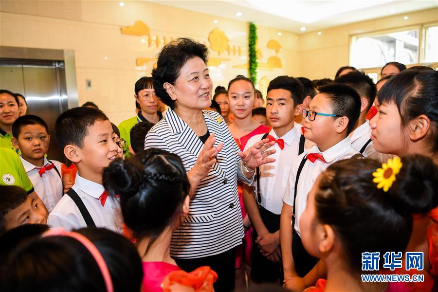 8月10日，中共中央政治局委員、國務院副總理、中央代表團副團長劉延東率中央代表團二分團來到呼倫貝爾，把以習近平同志為核心的黨中央的親切關懷和全國人民的美好祝福帶給當?shù)馗髯甯刹咳罕姟＿@是劉延東在呼倫貝爾市兒童福利院與孩子們在一起。新華社記者 連振 攝