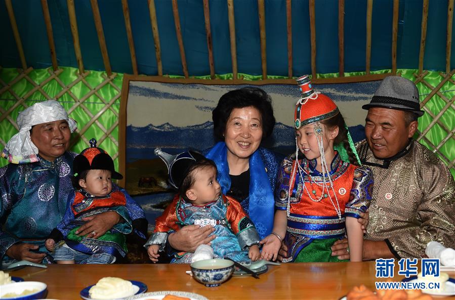 8月11日，帶著以習(xí)近平同志為核心的黨中央的親切關(guān)懷和全國各族人民的美好祝福，中共中央政治局委員、中央統(tǒng)戰(zhàn)部部長、中央代表團副團長孫春蘭率中央代表團三分團在錫林郭勒盟看望各族干部群眾，共同慶祝內(nèi)蒙古自治區(qū)成立70周年。這是孫春蘭在錫林浩特市寶力根蘇木牧民巴&middot;巴特爾（右一）家中看望。新華社記者 任軍川 攝
