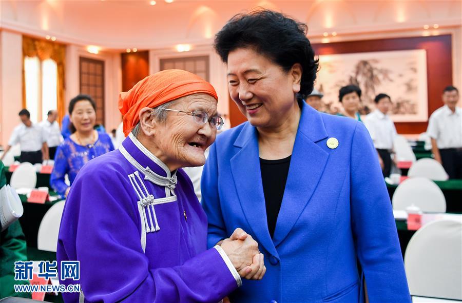 8月11日，中共中央政治局委員、國務(wù)院副總理、中央代表團(tuán)副團(tuán)長劉延?xùn)|率中央代表團(tuán)二分團(tuán)，看望慰問烏蘭察布各族干部群眾，轉(zhuǎn)達(dá)以習(xí)近平同志為核心的黨中央的親切關(guān)懷和全國人民的美好祝愿。這是劉延?xùn)|在出席烏蘭察布市慶祝內(nèi)蒙古自治區(qū)成立70周年座談會(huì)后，與&ldquo;草原母親&rdquo;都貴瑪親切交談。新華社記者 連振 攝