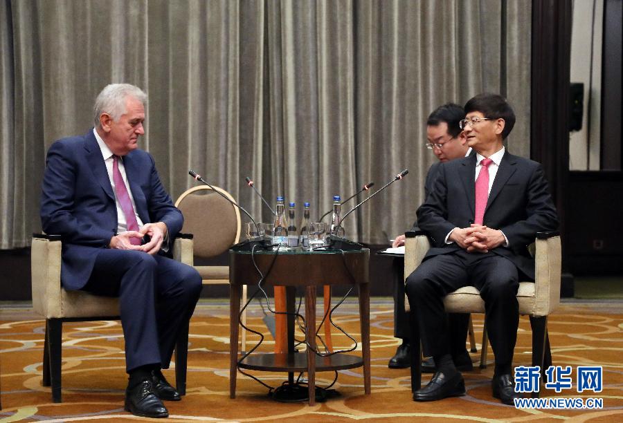 9月11日，在塞爾維亞首都貝爾格萊德，習(xí)近平主席特使、中共中央政治局委員、中央政法委書記孟建柱（右）會見塞爾維亞前總統(tǒng)尼科利奇（左）。新華社記者王慧娟攝