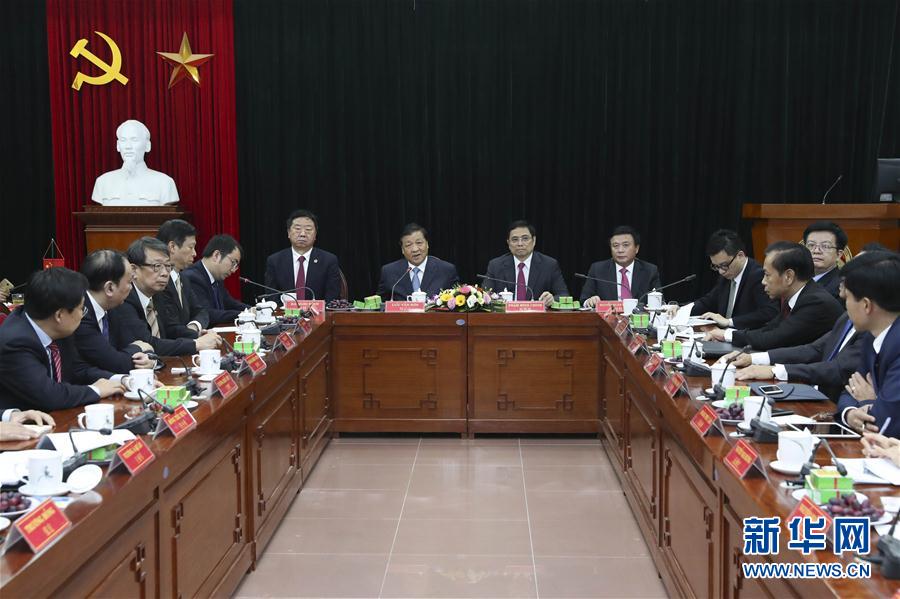 應(yīng)越南共產(chǎn)黨邀請，中共中央政治局常委、中央書記處書記劉云山9月18日至19日對越南進(jìn)行正式訪問。這是9月19日，劉云山在越共中央政治局委員范明政陪同下考察胡志明國家政治學(xué)院，并與曾赴華考察交流的越方學(xué)員代表進(jìn)行座談。 新華社記者龐興雷 攝