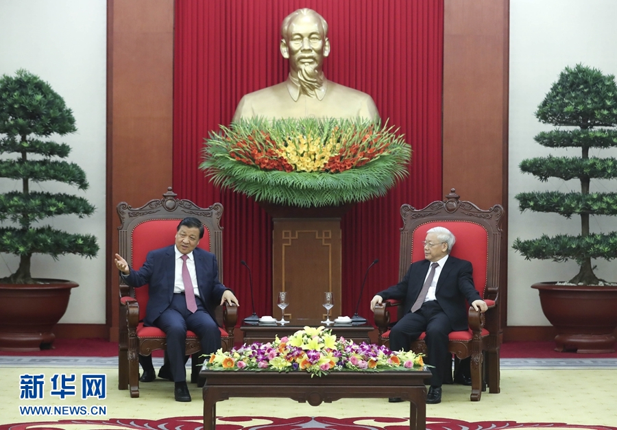 應(yīng)越南共產(chǎn)黨邀請，中共中央政治局常委、中央書記處書記劉云山9月18日至19日對越南進(jìn)行正式訪問。這是9月18日，劉云山在河內(nèi)會見越共中央總書記阮富仲。 新華社記者 龐興雷 攝