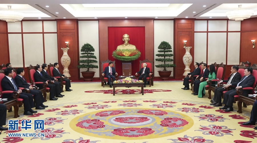 應(yīng)越南共產(chǎn)黨邀請，中共中央政治局常委、中央書記處書記劉云山9月18日至19日對越南進(jìn)行正式訪問。這是9月18日，劉云山在河內(nèi)會見越共中央總書記阮富仲。 新華社記者 龐興雷 攝