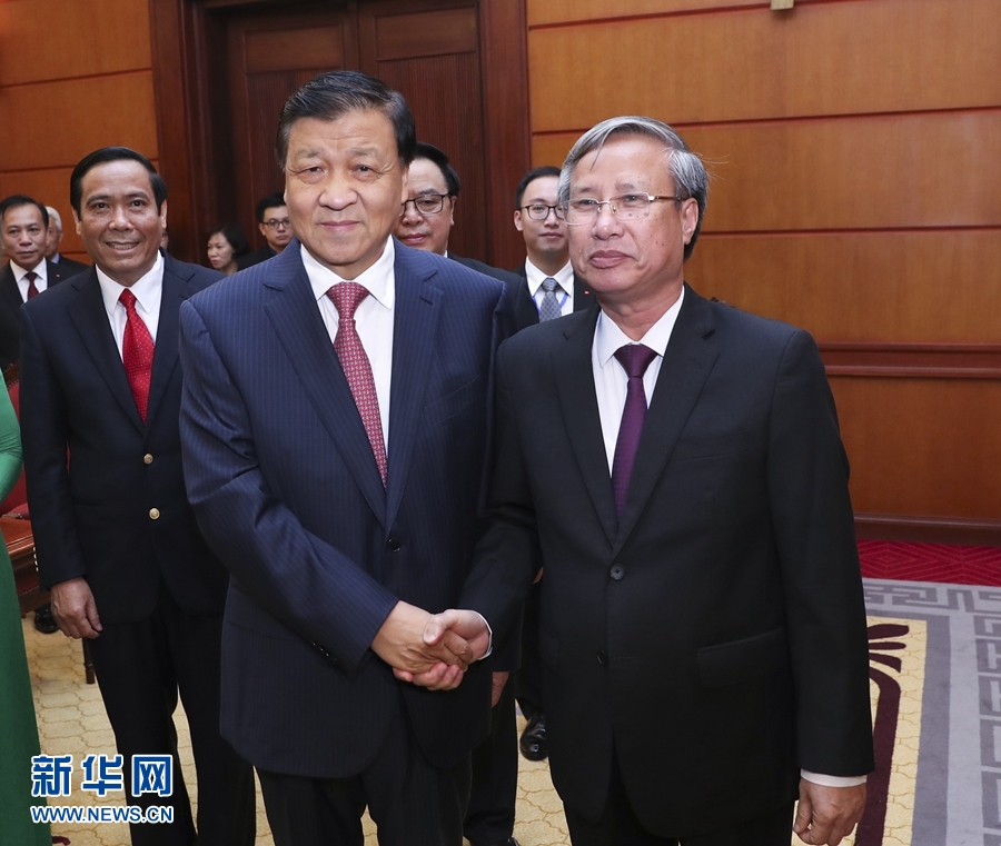 應(yīng)越南共產(chǎn)黨邀請，中共中央政治局常委、中央書記處書記劉云山9月18日至19日對越南進(jìn)行正式訪問。這是9月18日，劉云山在河內(nèi)與越共中央政治局委員陳國旺舉行會談。 新華社記者 龐興雷 攝