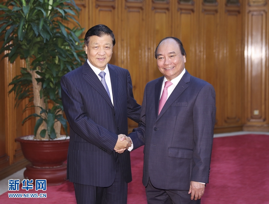 應(yīng)越南共產(chǎn)黨邀請，中共中央政治局常委、中央書記處書記劉云山9月18日至19日對越南進(jìn)行正式訪問。這是9月19日，劉云山在河內(nèi)會見越南總理阮春福。 新華社記者 丁林 攝