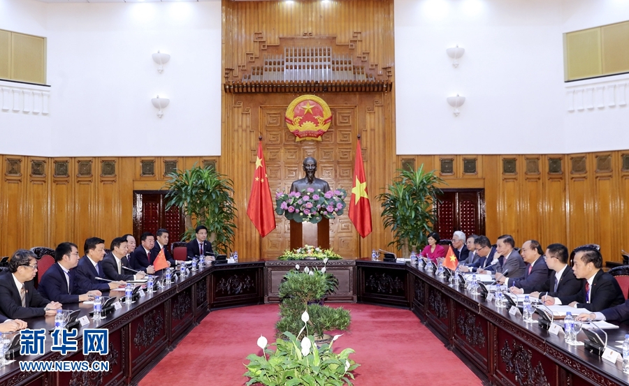 應(yīng)越南共產(chǎn)黨邀請，中共中央政治局常委、中央書記處書記劉云山9月18日至19日對越南進(jìn)行正式訪問。這是9月19日，劉云山在河內(nèi)會見越南總理阮春福。 新華社記者 丁林 攝