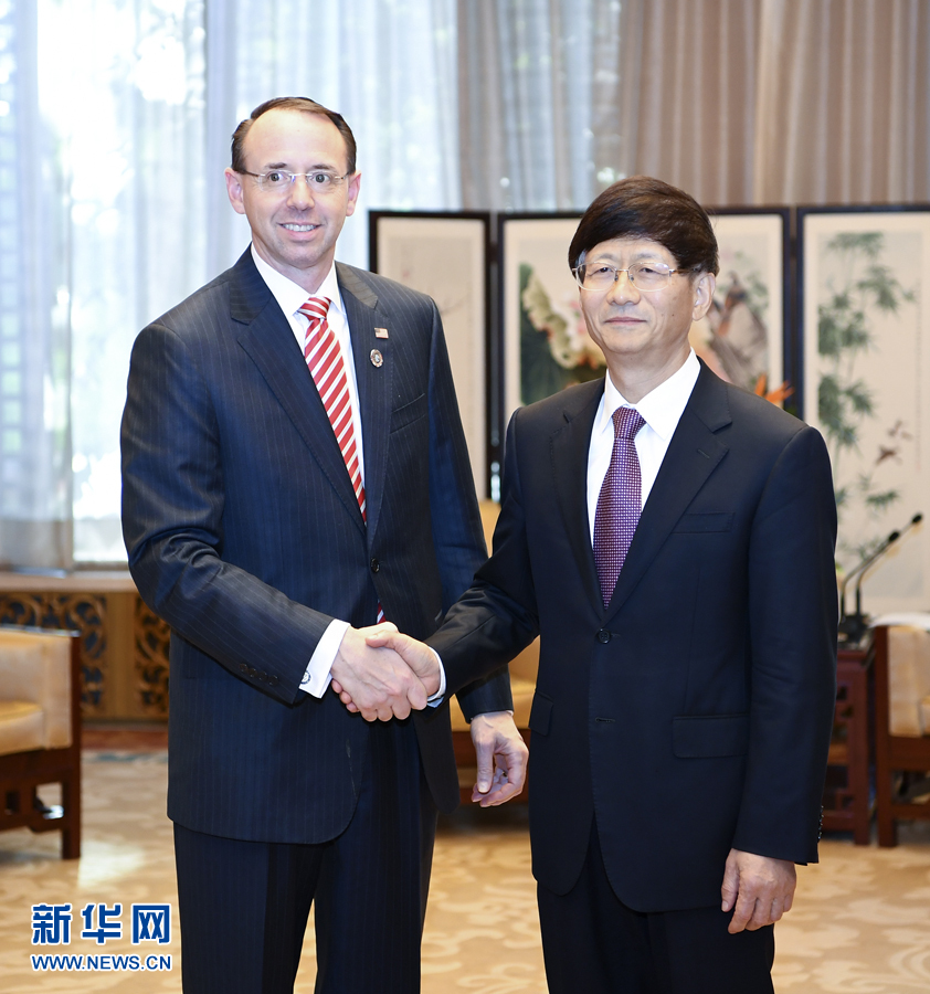 9月26日，中共中央政治局委員、中央政法委書記孟建柱在北京會見來華出席國際刑警組織第86屆全體大會的美國司法部常務(wù)副部長羅森斯坦。新華社記者 張領(lǐng) 攝