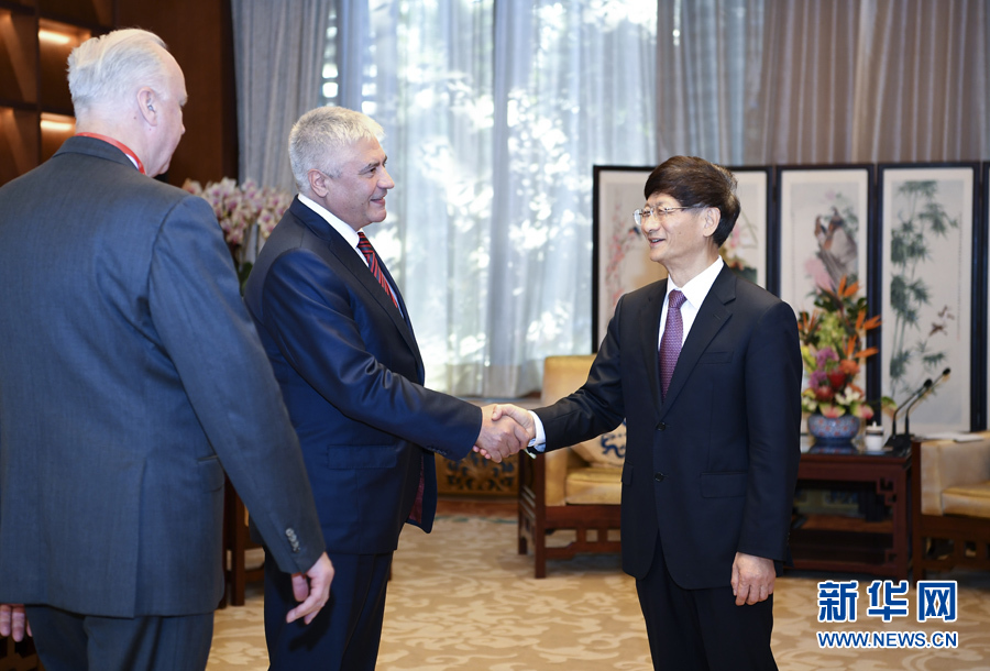 9月26日，中共中央政治局委員、中央政法委書記孟建柱在北京會見來華出席國際刑警組織第86屆全體大會的俄羅斯內(nèi)務(wù)部長科洛科利采夫（左二）和俄聯(lián)邦調(diào)查委員會主席巴斯特雷金（左一）。新華社記者 張領(lǐng) 攝 