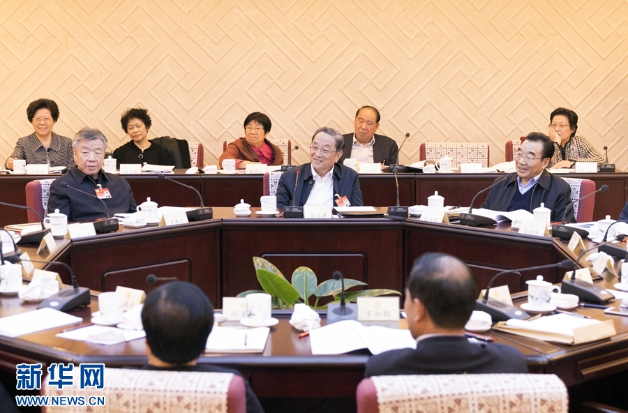 10月30日，政協(xié)第十二屆全國委員會常務(wù)委員會第二十三次會議舉行分組討論，與會人員圍繞深入學(xué)習(xí)貫徹中共十九大精神認(rèn)真討論，積極建言獻策。全國政協(xié)主席俞正聲參加討論。新華社記者 丁海濤 攝