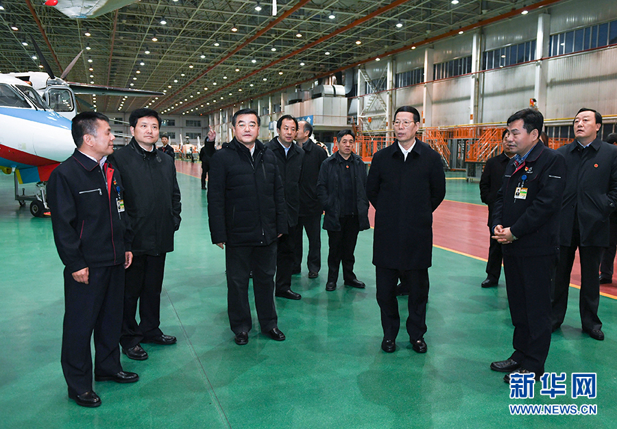 11月14日至15日，國務(wù)院副總理張高麗在黑龍江調(diào)研。這是11月14日，張高麗到哈爾濱飛機(jī)工業(yè)集團(tuán)有限責(zé)任公司了解國有老企業(yè)轉(zhuǎn)型升級情況。 新華社記者 高潔 攝
