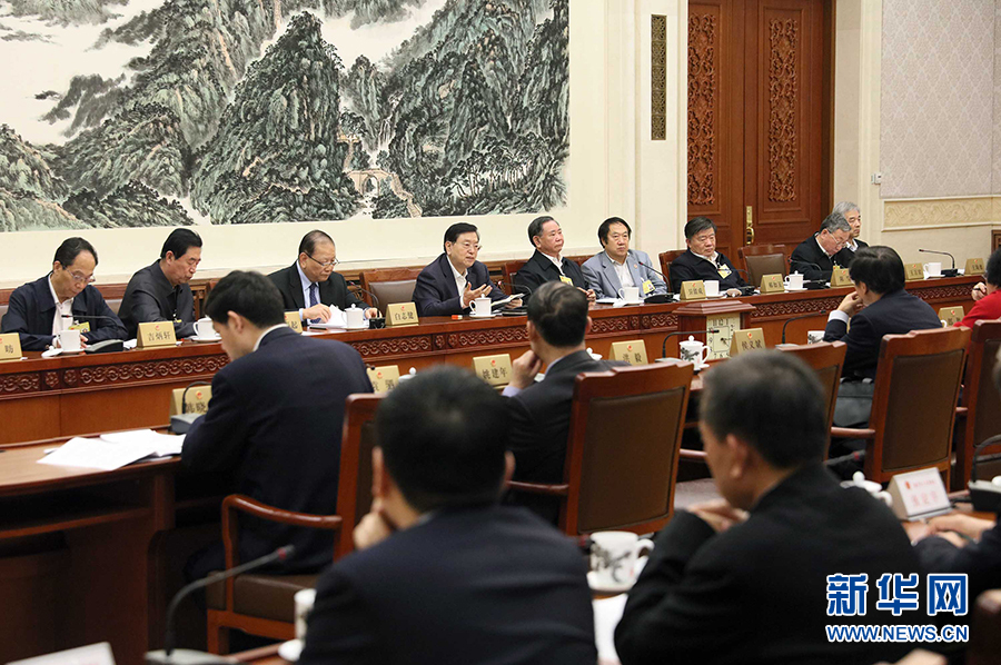 12月23日，十二屆全國(guó)人大常委會(huì)第三十一次會(huì)議舉行分組會(huì)議，審議監(jiān)察法草案二次審議稿等。張德江委員長(zhǎng)參加審議。 新華社記者劉衛(wèi)兵攝