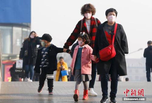2016年12月19日，北京被霧霾籠罩，民眾戴防霧霾口罩出行。 <a target='_blank' >中新社</a>記者 杜洋 攝