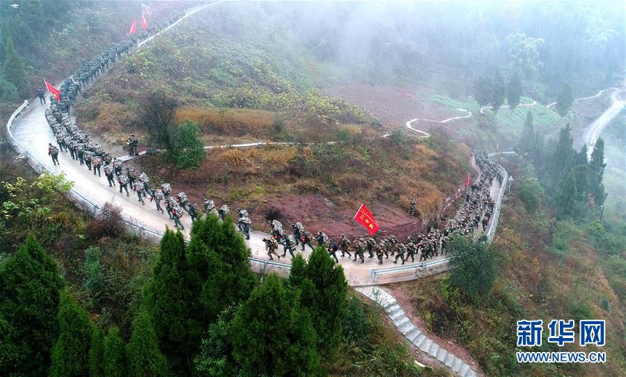 （新華全媒頭條&middot;圖文互動）（13）備戰(zhàn)踏上新起點，練兵展現(xiàn)新氣象&mdash;&mdash;2018中國軍隊新年開訓全景大掃描