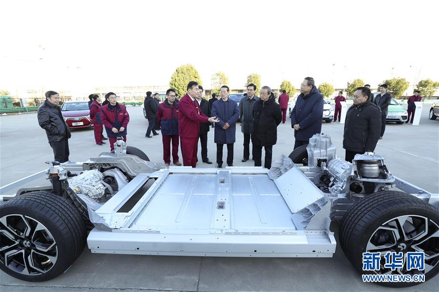 1月9日至10日，國(guó)務(wù)院副總理張高麗在安徽調(diào)研推動(dòng)長(zhǎng)江經(jīng)濟(jì)帶發(fā)展工作。這是1月9日，張高麗在江淮汽車股份有限公司了解企業(yè)生產(chǎn)經(jīng)營(yíng)和參與國(guó)際產(chǎn)能合作情況。新華社記者 龐興雷 攝