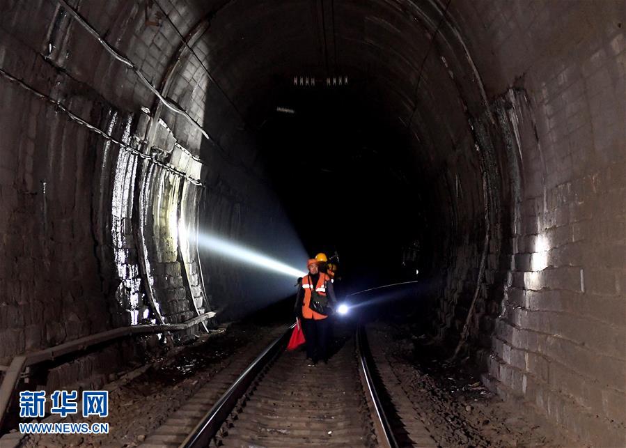 （走基層 聽民聲）（6）鐵路守護者 隧道&ldquo;打冰人&rdquo;