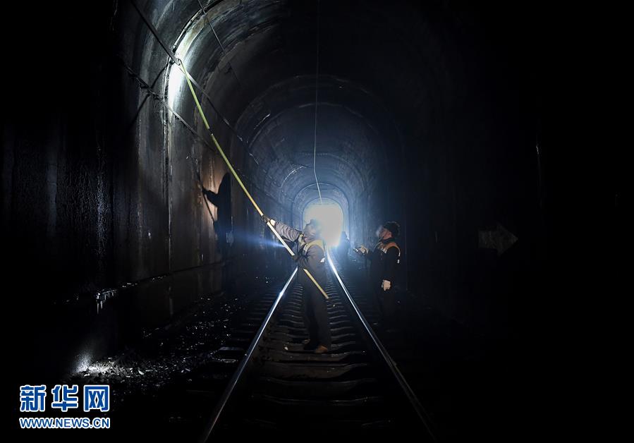 （走基層 聽民聲）（7）鐵路守護(hù)者 隧道&ldquo;打冰人&rdquo;