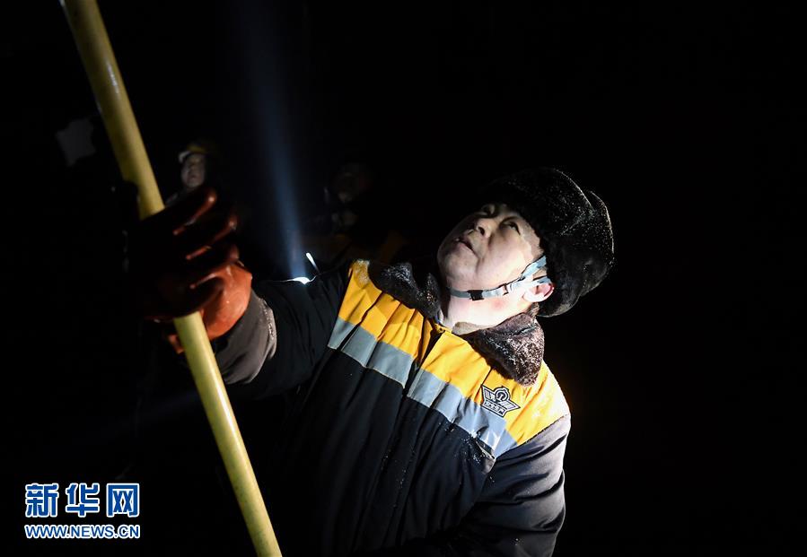 （走基層 聽民聲）（8）鐵路守護者 隧道&ldquo;打冰人&rdquo;