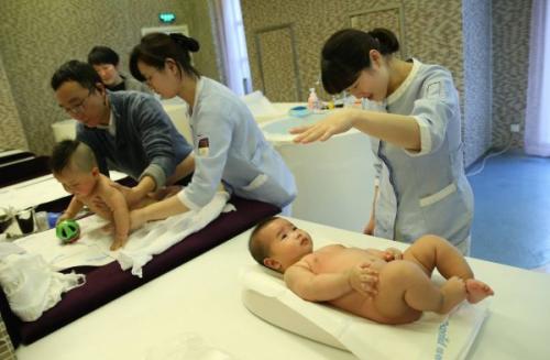 資料圖片：1月30日，母嬰家庭保健師在上海一家月子會所內護理嬰兒。新華社記者 裴鑫 攝